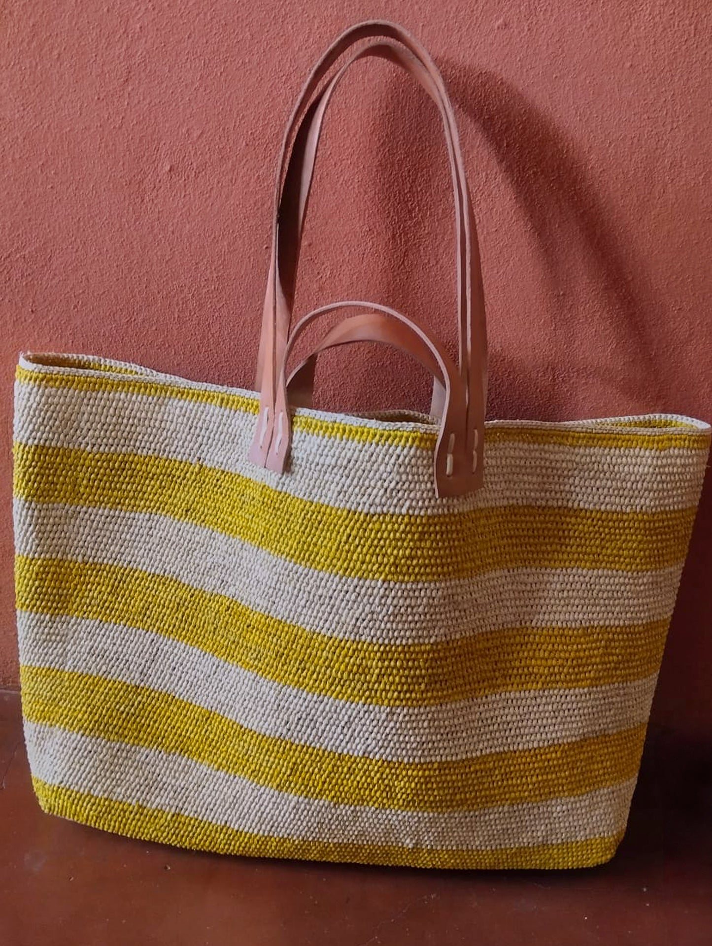 Panier en raphia naturel à rayures jaune Chloé - grand modèle