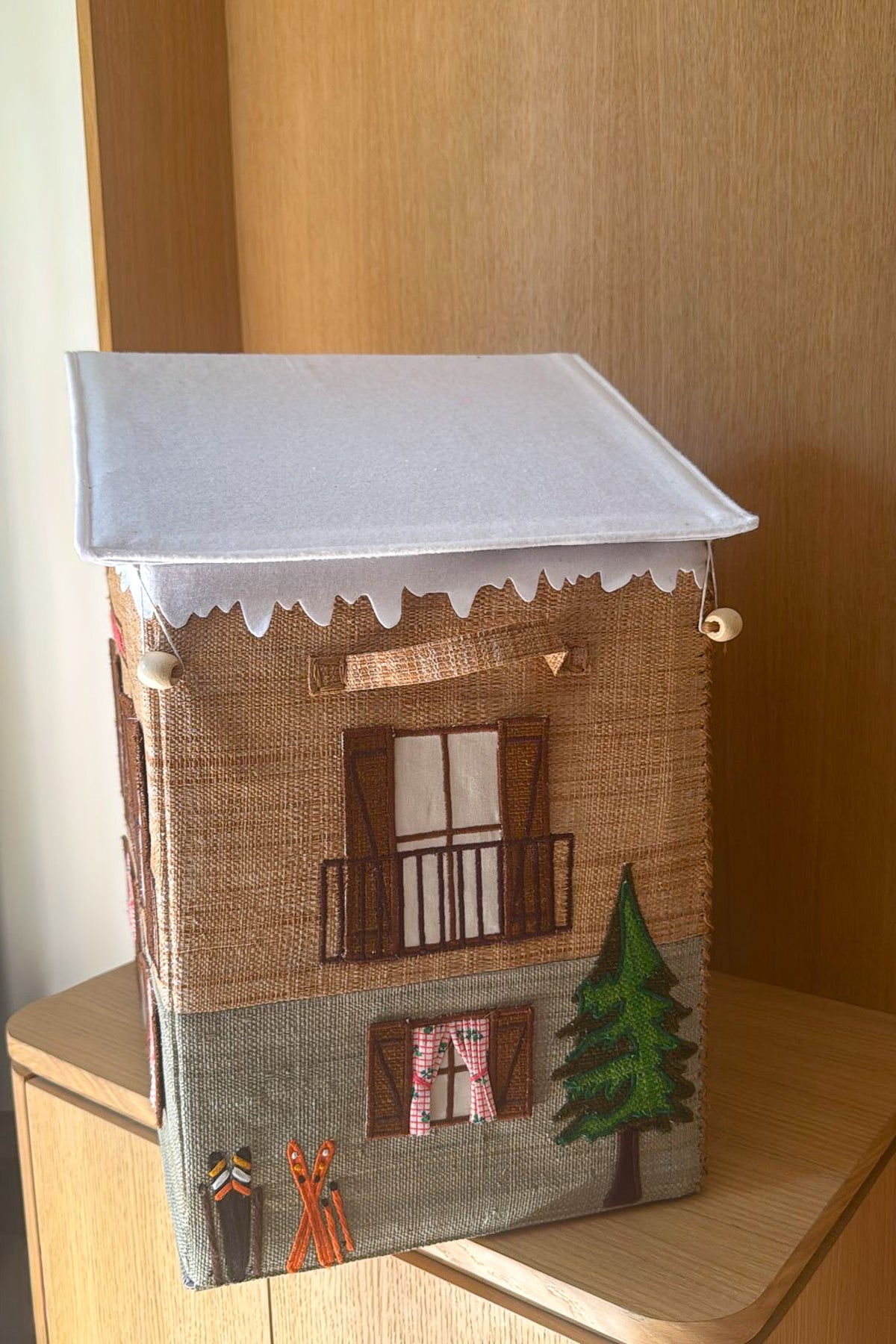 Chalet Crans Montana - rangement chambre bébé style montagne raphia