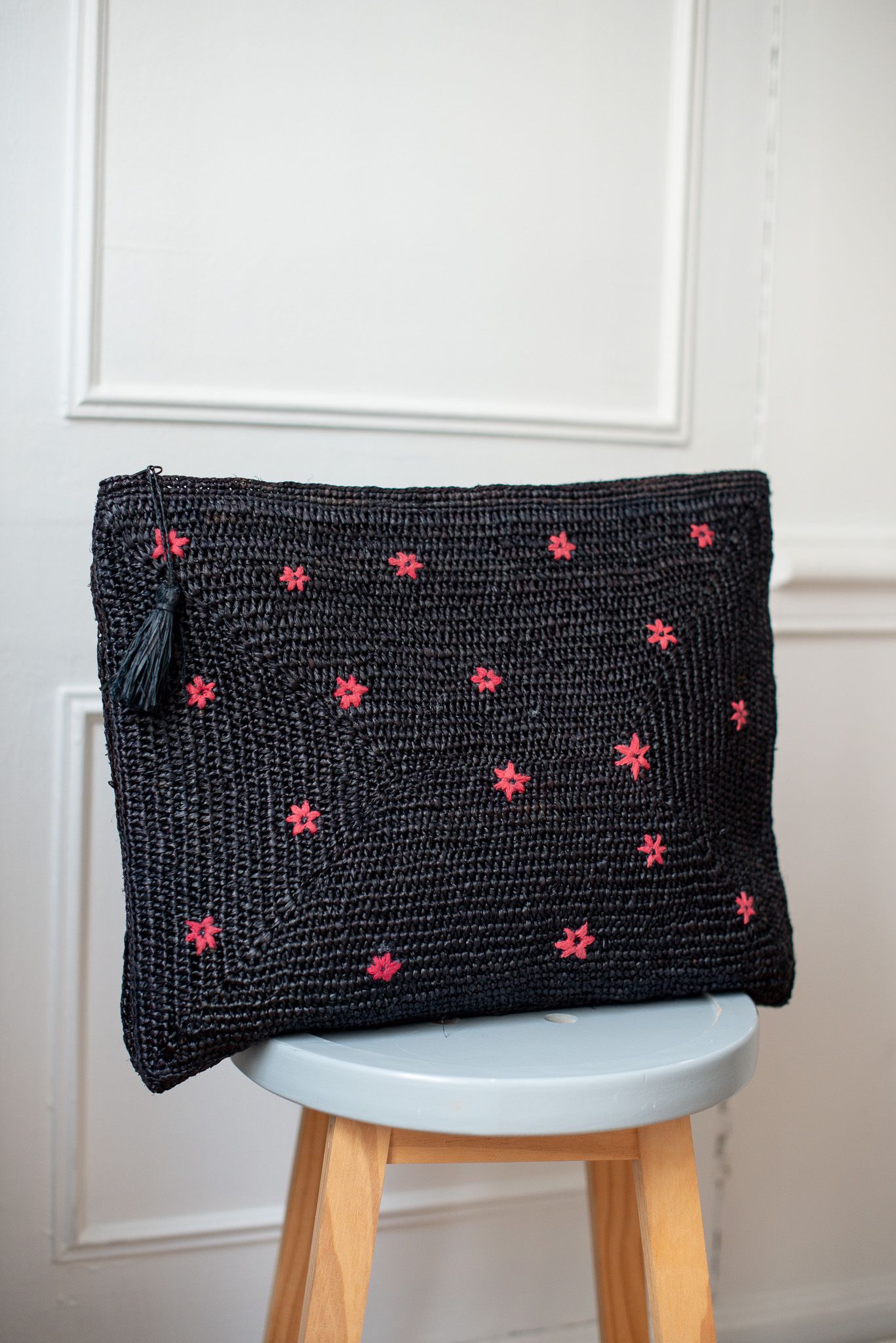 POCHETTE RAPHIA NOIR ET ROUGE